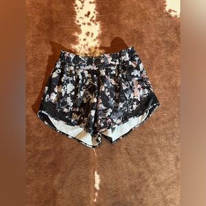 Lululemon floral Hotty hots 
size 4 tall